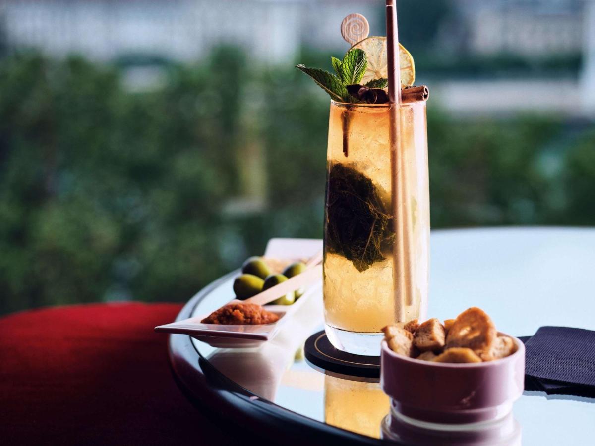 소피텔 리옹 벨쿠르 호텔 외부 사진 A cocktail at the bar