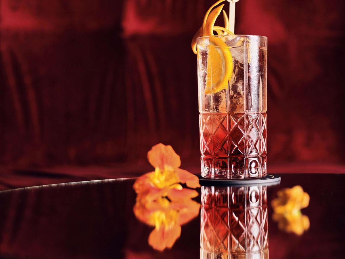 소피텔 리옹 벨쿠르 호텔 외부 사진 A glass of Vermouth
