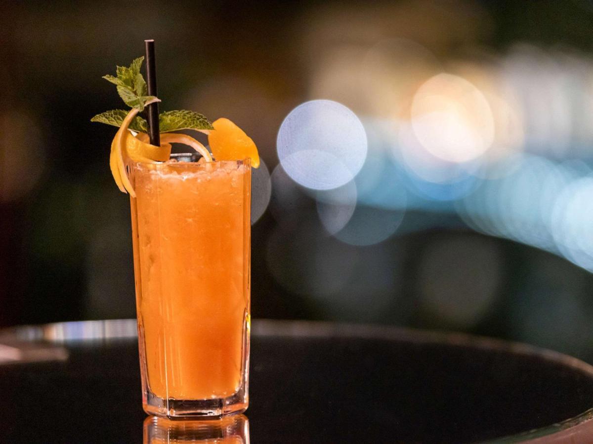 소피텔 리옹 벨쿠르 호텔 외부 사진 A screwdriver cocktail