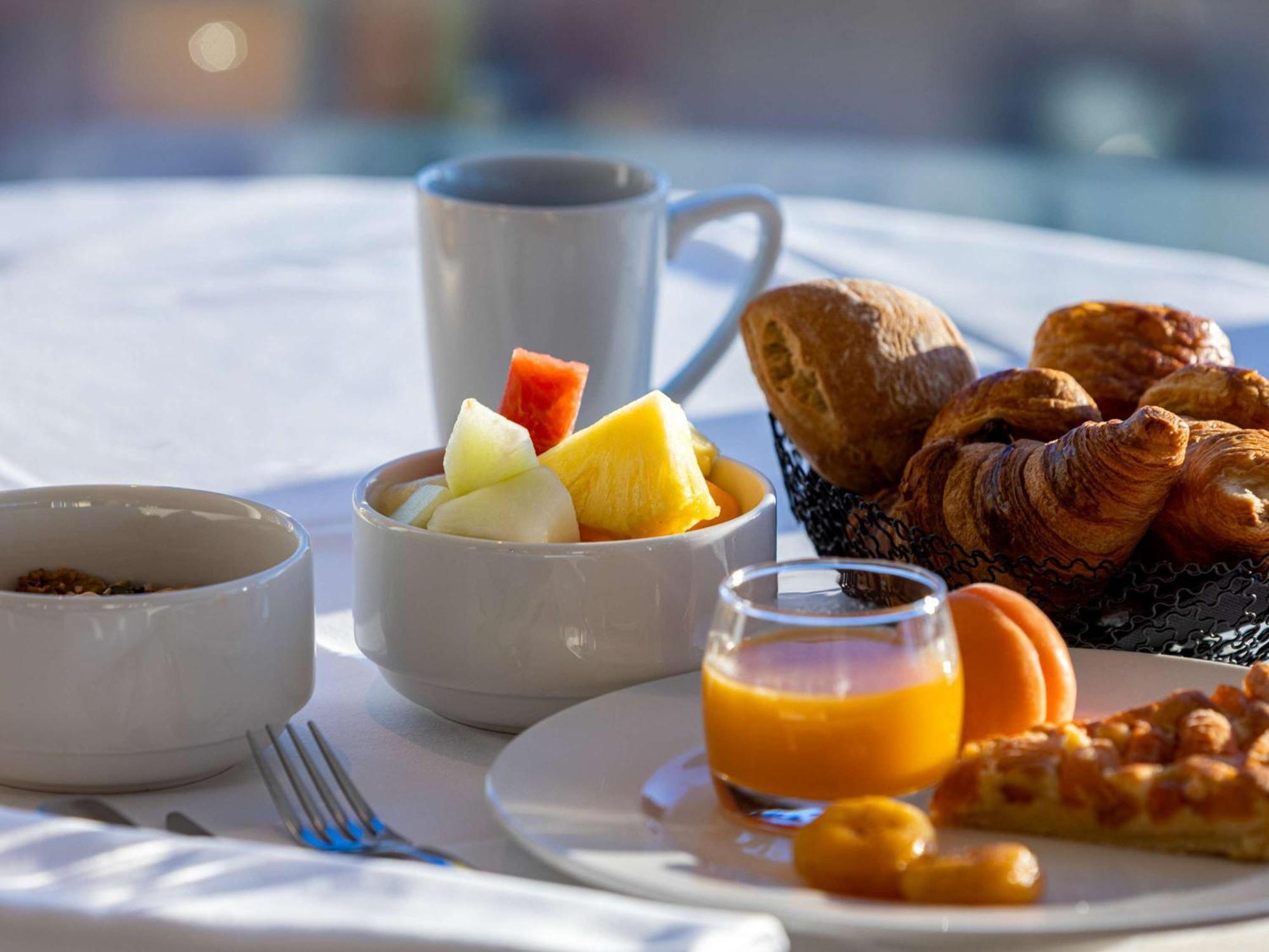 소피텔 리옹 벨쿠르 호텔 외부 사진 A continental breakfast