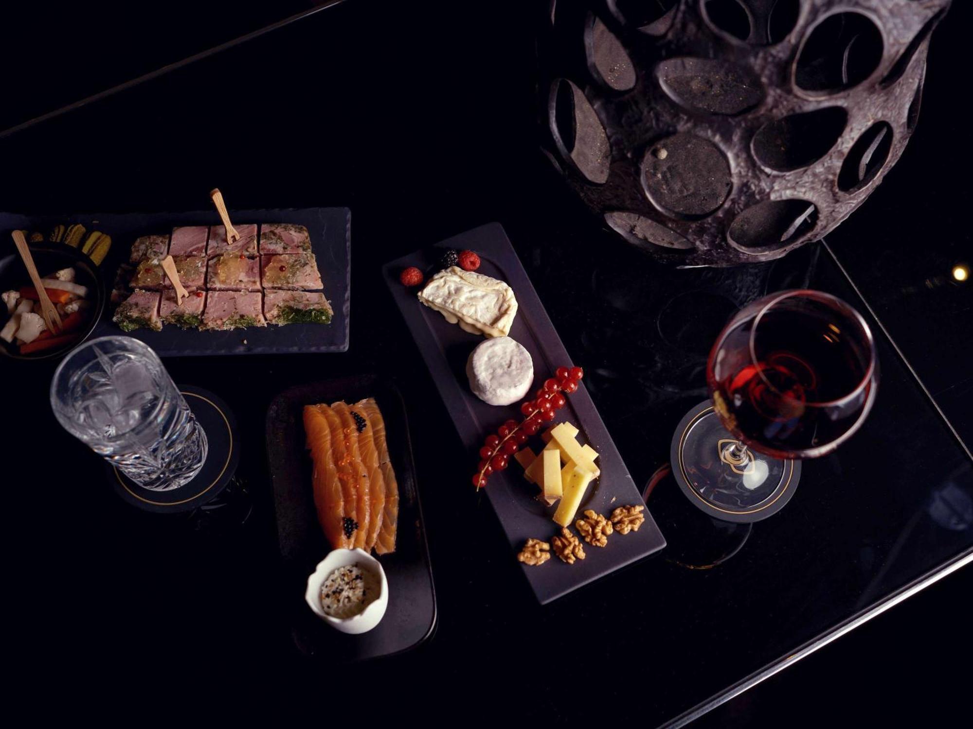 소피텔 리옹 벨쿠르 호텔 외부 사진 A selection of cheese and wine