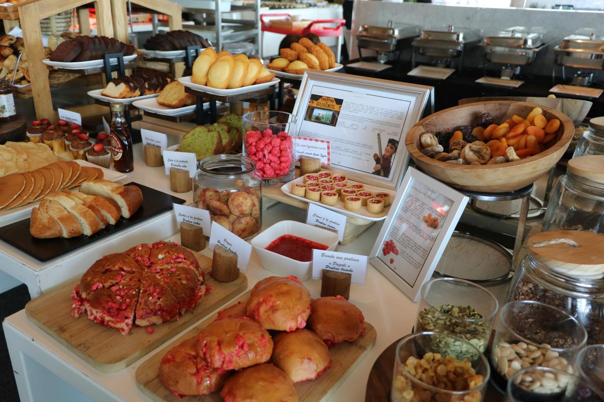 소피텔 리옹 벨쿠르 호텔 외부 사진 A selection of pastries at a buffet