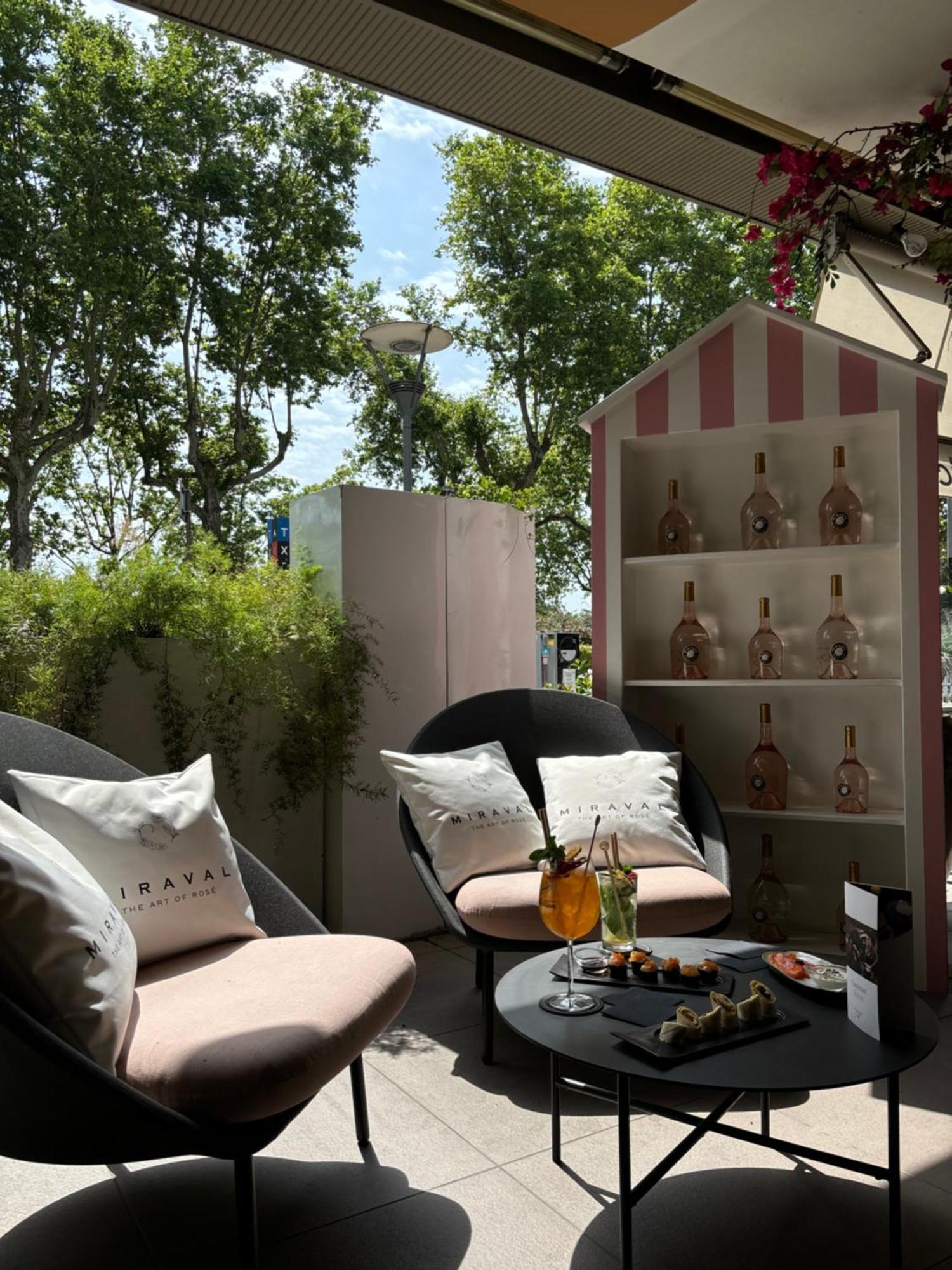 소피텔 리옹 벨쿠르 호텔 외부 사진 A cocktail at the Miramar Beach Club