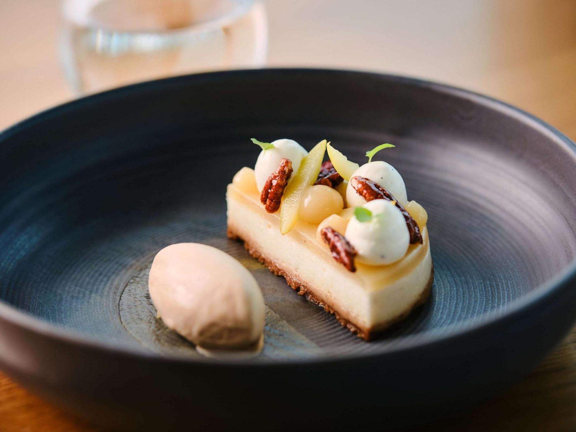 소피텔 리옹 벨쿠르 호텔 외부 사진 A cheesecake