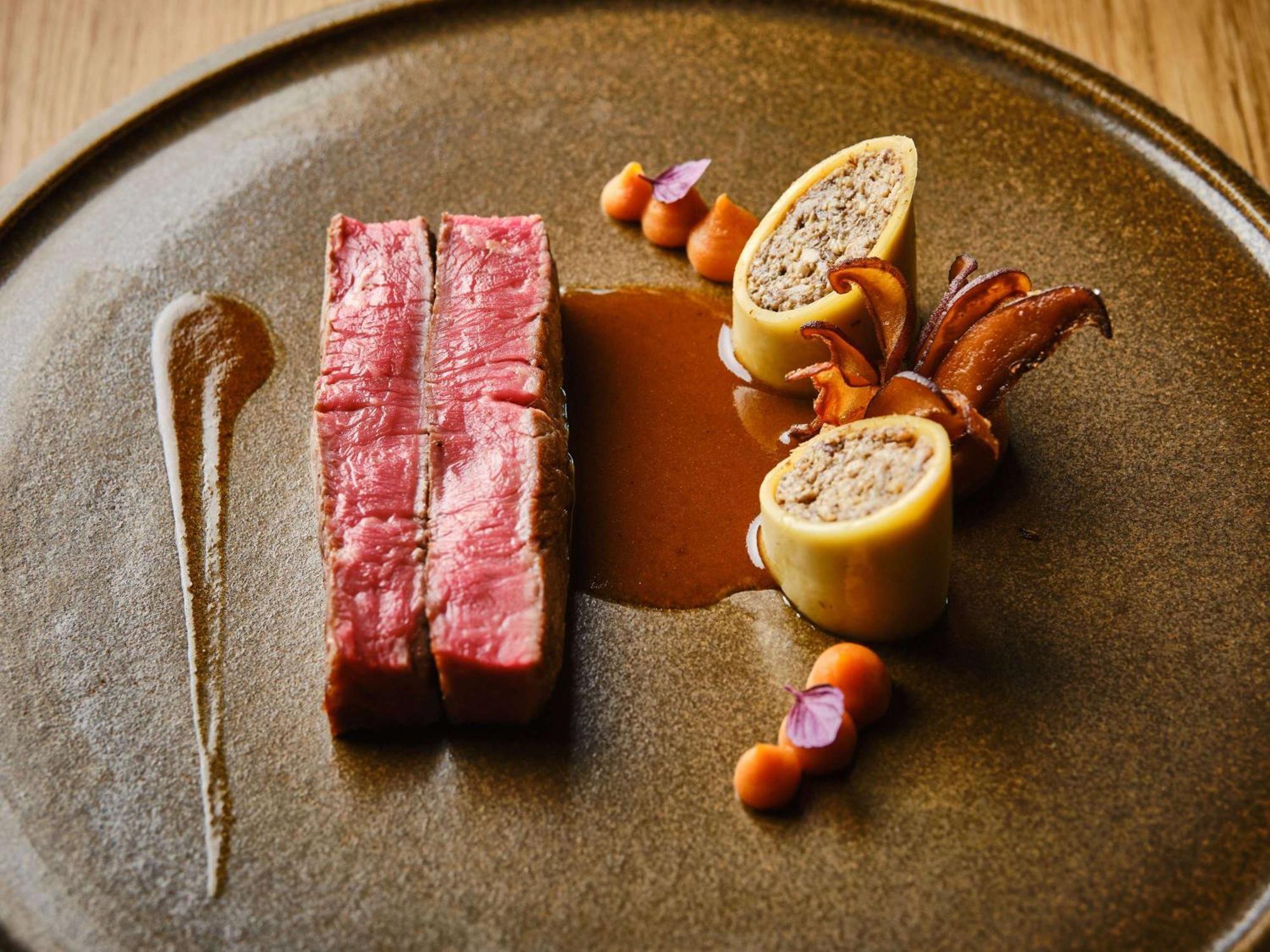 소피텔 리옹 벨쿠르 호텔 외부 사진 A dish at the restaurant