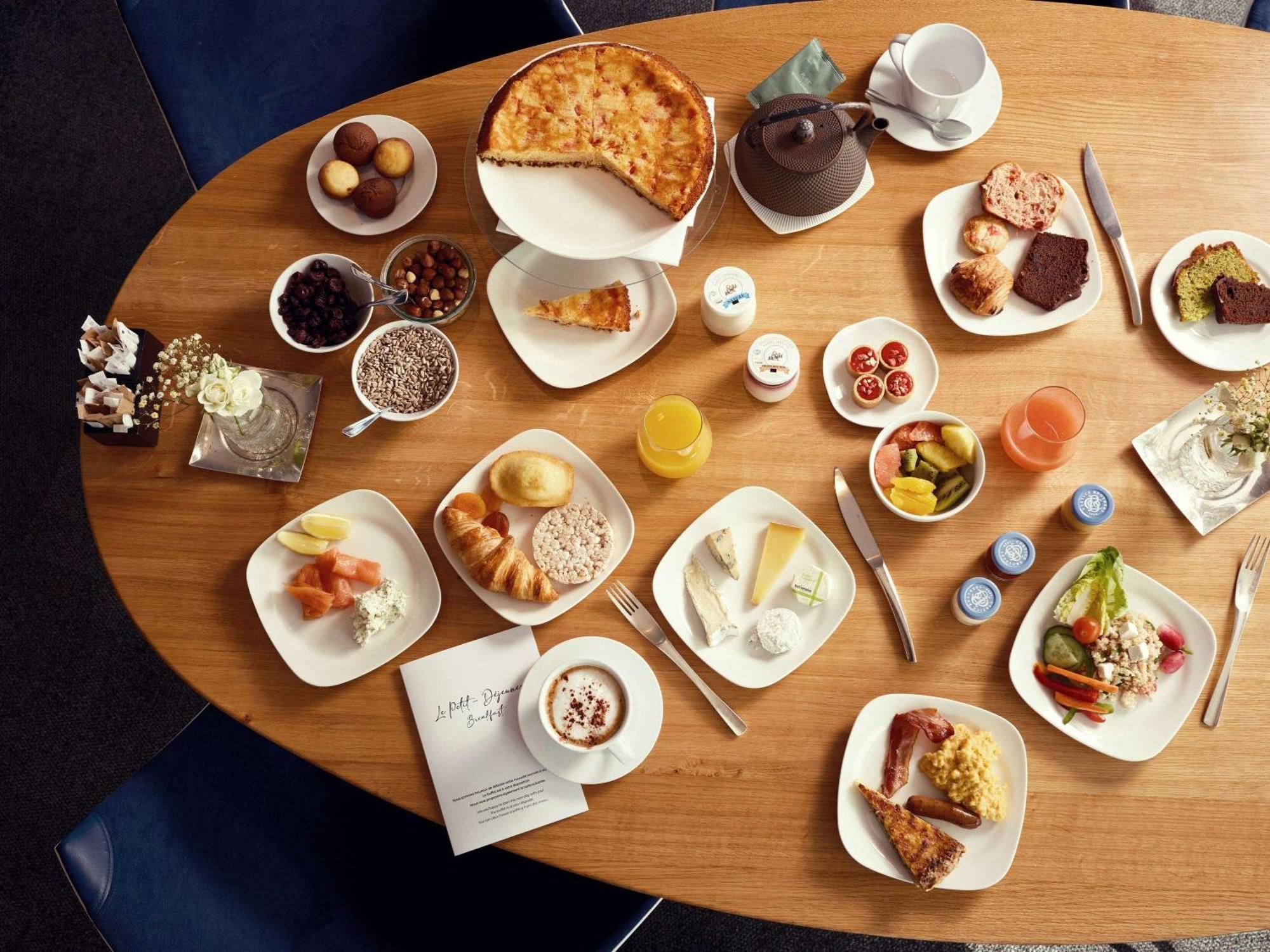 소피텔 리옹 벨쿠르 호텔 외부 사진 A typical breakfast at the restaurant